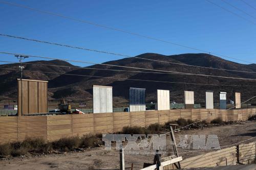 Mỹ công bố 8 mẫu bức tường biên giới với Mexico ảnh 1